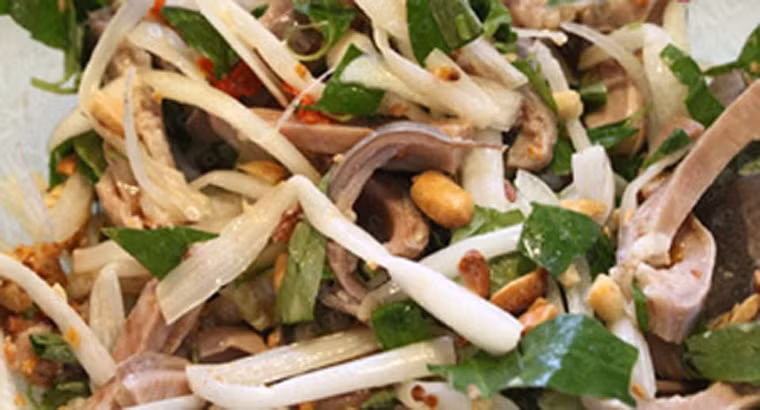 Gỏi lòng lợn. Nếu các món trên cuốn hút người ăn bởi vị đậm đà, giòn dai thì gỏi lòng lợn còn có ưu điểm vượt trội với vị chua chua ngọt ngọt hòa quyện với mùi thơm của sả cùng các loại rau củ. Món ăn rất thích hợp cho cánh mày râu mỗi khi có dịp “chén chú chén anh”.