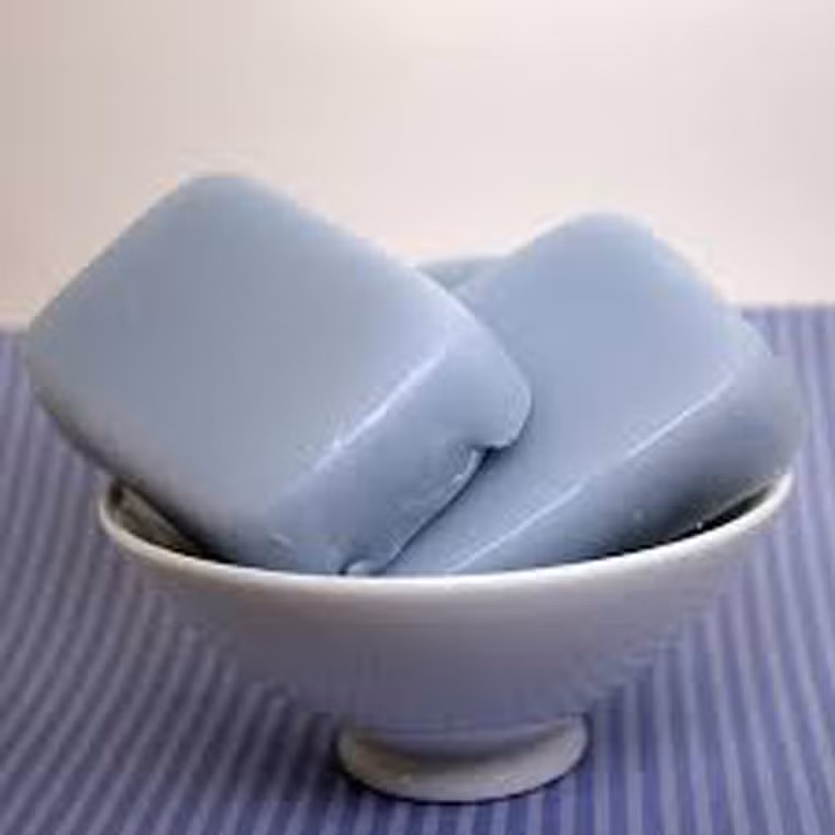 Petrolatum. Là một chất dạng mỡ làm từ dầu hoả. Ngoài việc gây lão hóa da, petrolatum còn có khả năng gây ung thư. Tại Canada, petrolatum bị xếp vào nhóm có nguy cơ gây ung thư, đột biến gen và hủy diệt môi trường.