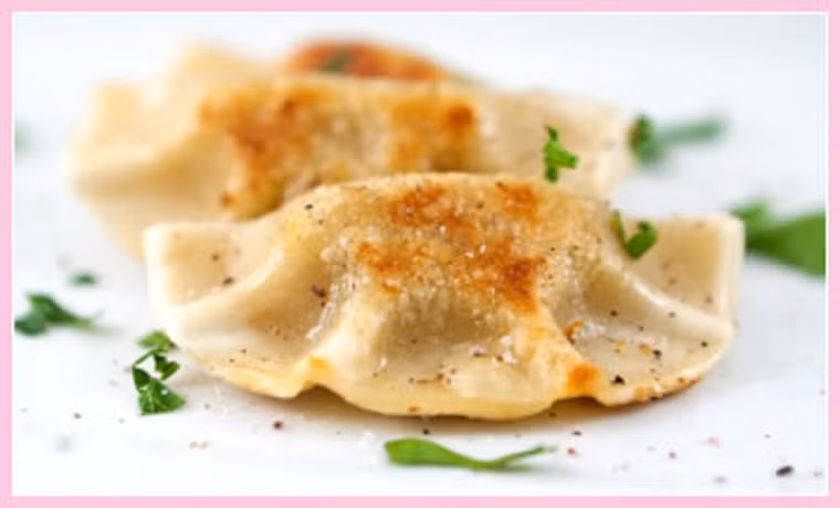 Pierogi có hình dáng giống bánh gối của Việt Nam, được hấp hoặc chiên, ăn kèm với kem chua. Pierogi được làm cầu kỳ đến mức, những thực khách khó tính nhất cũng dễ dàng bị chinh phục.