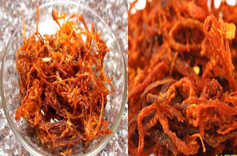 Cuối cùng, cho thịt vào nướng ở nhiệt độ khoảng 110 độ C. Cứ 10 phút dùng đũa đảo qua một lần cho tới khi thịt đạt được độ khô như mong muốn.