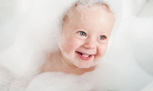 Quaternium-15. Chất bảo quản này có trong sản phẩm bọt tắm nói chung và sữa tắm cho trẻ. Trong những điều kiện nhất định, Quaternium-15 có thể tạo ra formaldehyde, một chất gây ung thư ở người. Bạn cũng có thể mắc viêm da nếu da nhạy cảm.