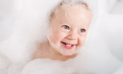 Quaternium-15. Chất bảo quản này có trong sản phẩm bọt tắm nói chung và sữa tắm cho trẻ. Trong những điều kiện nhất định, Quaternium-15 có thể tạo ra formaldehyde, một chất gây ung thư ở người. Bạn cũng có thể mắc viêm da nếu da nhạy cảm.