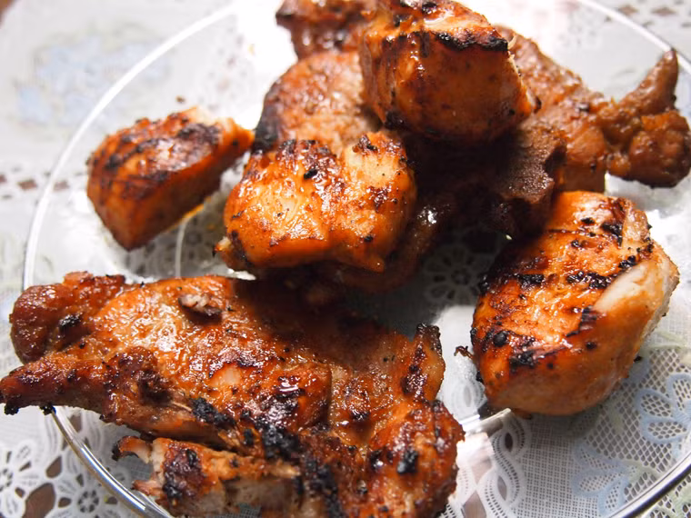 Nướng thịt cháy cạnh. Ngoài việc khiến món nướng trở nên khô xác, việc duy trì thời gian chế biến quá lâu không được khuyến khích. Nguyên nhân bởi phần thịt cháy được đánh giá chứa nhiều chất hóa học gây ung thư nhất. Trường hợp này, bạn cần dùng dao cắt bỏ hoặc cạo nó đi. Nhớ gọt quá tay một chút để làm sạch một cách kỹ lưỡng.