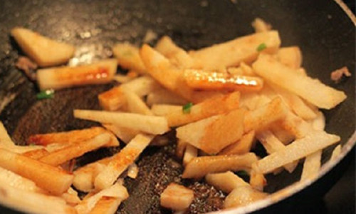 Củ đậu xào ruốc. Để làm món này, cần chuẩn bị củ đậu, ruốc khô, hành lá, hành tỏi băm nhuyễn cùng các loại gia vị như muối, đường, hạt nêm, dầu ăn, nước tương, ớt thái lát. Lưu ý, xào trên ngọn lửa nhỏ, đảo đều đến khi gia vị ngấm là có thể thưởng thức.