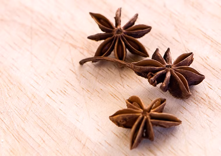 Để có món ngon đúng điệu, chị em cần chuẩn bị sẵn 700g bắp bò, 1 củ gừng, 2 hoa hồi, quế, thảo quả, nước mắm ngon, đường cát, giấm gạo, 2 củ tỏi và 10 quả ớt.