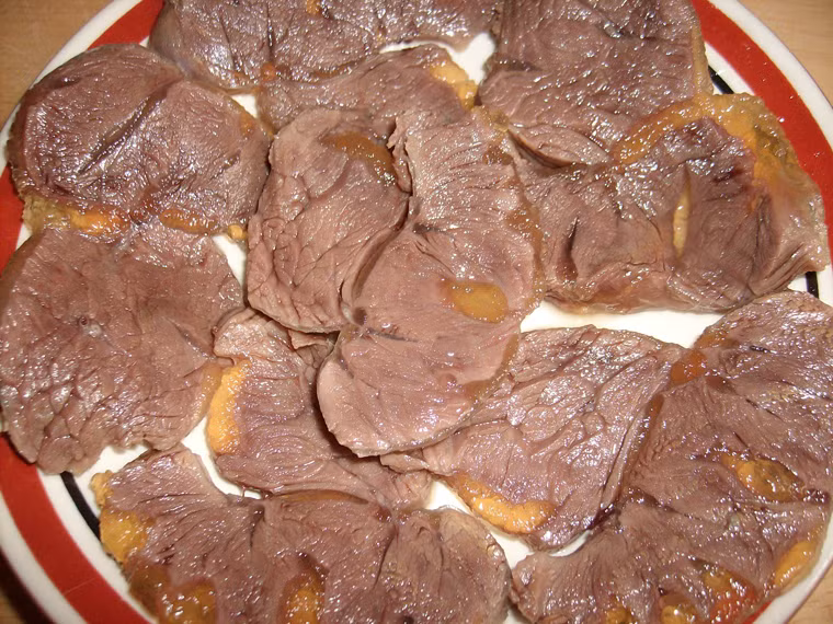 Món ăn tuyệt ngon khi thái thành lát mỏng, ăn kèm với củ kiệu, rau sống. Nó rất thích hợp để trở thành món lai rai cho cánh mày râu lúc xôm tụ. Ảnh: Beptoi.wordpress.