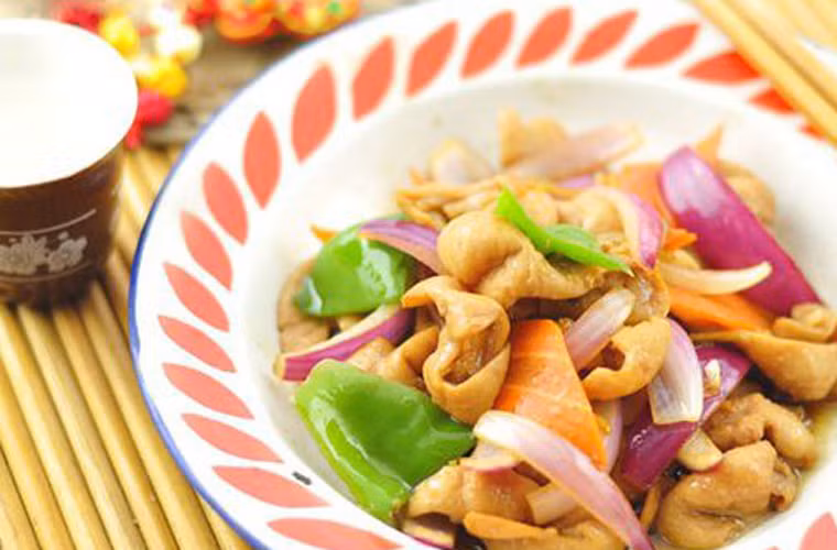 Lòng lợn xào chua ngọt. Để làm món này, chị em chỉ cần thái lòng thành miếng nhỏ vừa ăn, đổ vào chảo đảo đều với dứa cho tới khi chín mềm rồi nêm thêm tiêu, ớt, đường cùng chút mắm. Món ăn sẽ ngon hơn nhiều khi được thưởng thức cùng đậu phộng rang, rau răm.