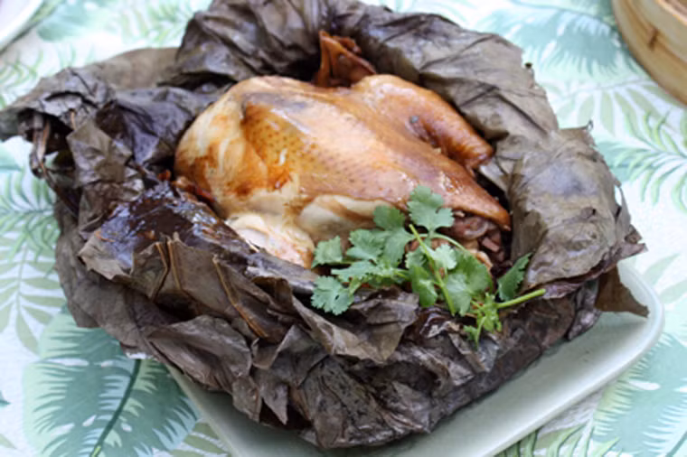 Gà “cái bang” tuyệt ngon khi ăn nóng. Món ăn hấp dẫn bởi vị ngọt của gà, mùi thơm thanh mát của lá sen, nấm hương cùng vị mặn của muối, vị cay của tiêu, của ớt; miếng thịt đậm đà ăn nhiều không ngán.