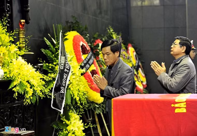 Ông Cấn Hồng Lai, cùng ban lãnh đạo Cienco 1 chắp tay trước linh cữu thượng úy Nguyễn Như Ngọc. 11h cùng ngày, sau khi các đoàn dâng hương làm lễ, người thân đọc điếu văn cảm ơn các cơ quan đoàn thể tới chia buồn với gia đình. Thi thể anh Ngọc được đưa về Gia Lâm an táng. Trước đó, khoảng 9h30 ngày 6/11, lái cẩu nâng bó thép để tiến hành sửa chữa xà mũ tại nhà ga số 3, thuộc Dự án đường sắt trên cao Hà Đông - Cát Linh quá mức dẫn đến va chạm. Ba trong 8 thanh sắt dài 21 m bị văng, rơi xuống đường rơi trúng 5 người khiến thượng úy Nguyễn Như Ngọc (33 tuổi), công an huyện Gia Lâm tử vong tại chỗ.