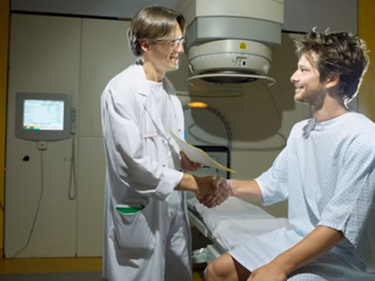 Ung thư tiền liệt tuyến phát triển rất chậm nên không cần điều trị gấp. Hiện các nhà nghiên cứu phát hiện 25 dạng ung thư tiền liệt tuyến. Trong số đó, một vài dạng có khả năng phát triển với tốc độ mạnh trong khi vài loại khác lại khá chậm. Chính vì vậy, tuyệt đối không nên chủ quan mà cần thực hiện nghiêm túc theo chỉ dẫn của bác sĩ trong việc chỉ định phương pháp điều trị phù hợp.