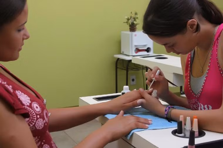 Không sử dụng đèn sấy ở các tiệm chăm sóc móng tay. Nghiên cứu được tiến hành bởi các nhà khoa học đến từ Đại học Georgia Regents cho thấy, nhóm người từng chăm sóc móng tay từ 8 – 208 lần ngoài tiệm có khả năng đối diện với nguy cơ ung thư. Để làm đẹp an toàn, nên làm khô ngoài không khí. Nếu không, cần sử dụng kem chống nắng trước khi đưa vào thiết bị sấy khô.