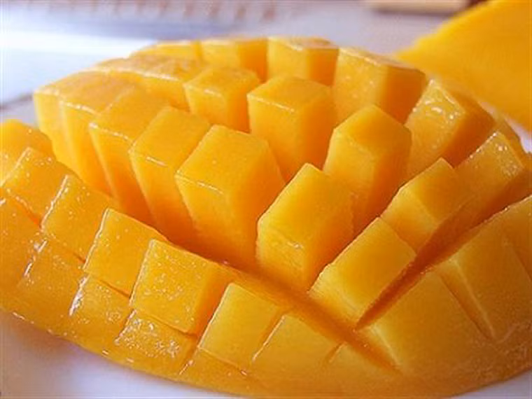 Thực phẩm màu vàng. Các loại thực phẩm màu vàng như bí ngô, cà rốt, mơ, dưa vàng, xoài và khoai lang chứa lượng lớn beta – carotene, một chất chống oxy hóa mạnh có khả năng ngăn ngừa sự di căn của tế bào ung thư.