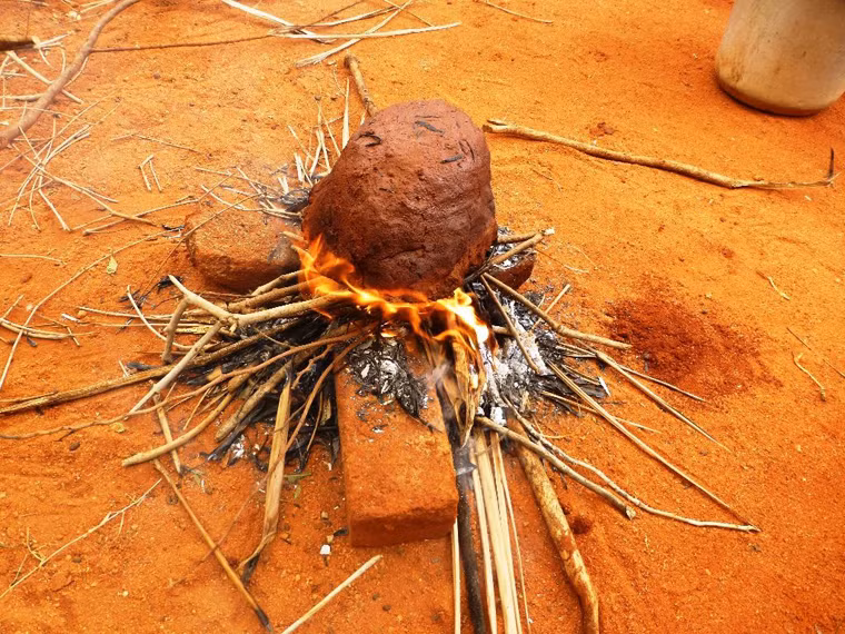 Điều chỉnh nhiệt độ trong lò chừng 400 độ F (tương đương 200 độ C) hoặc nướng trực tiếp trên lửa chừng 2 giờ. Đợi đến khi phần đất sét nứt ra, mùi thịt gà thơm nức thì có thể thưởng thức.