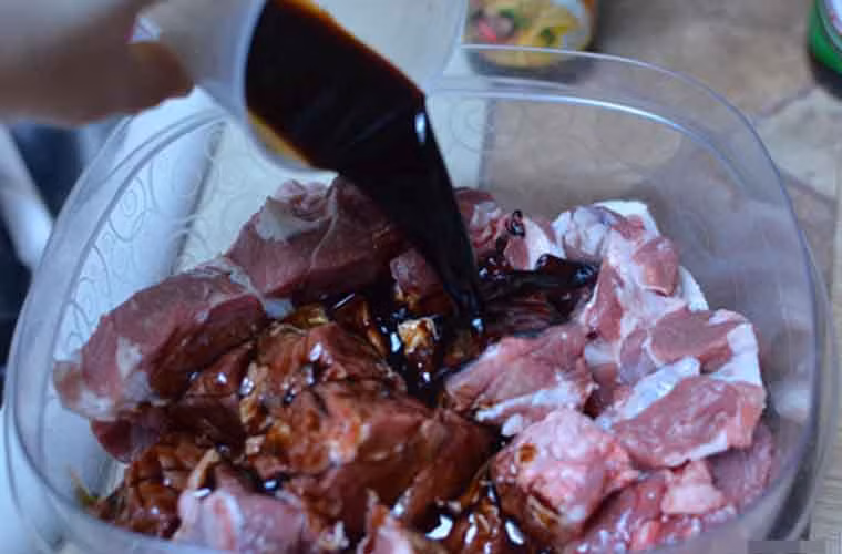 Ướp thịt chống ung thư. Khi nướng ở nhiệt độ cao, thịt tạo ra hợp chất hydrocarbon thơm đa vòng (PAHs). PAHs có thể làm thay đổi và tổn thương cấu trúc DNA, gây nguy cơ mắc ung thư lớn hơn 400 lần so với những người ít tiếp xúc với nó. Ảnh: Thucphamantoan.com