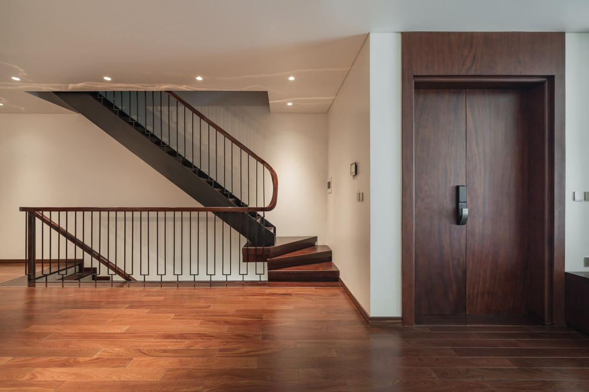 Song, điều đặc biệt hơn thế nằm ở cấu trúc thang bộ chạy dọc nhà, đó là sự kết nối chuyển tiếp giữa các không gian: Hành lang - cầu thang - phòng ngủ chứ không bị chia cắt như một số cầu thang chữ U truyền thống. Cầu thang căn nhà thiết kế chữ I bám sát tường, tạo nên những khoảng không gian rộng rãi trong sinh hoạt.