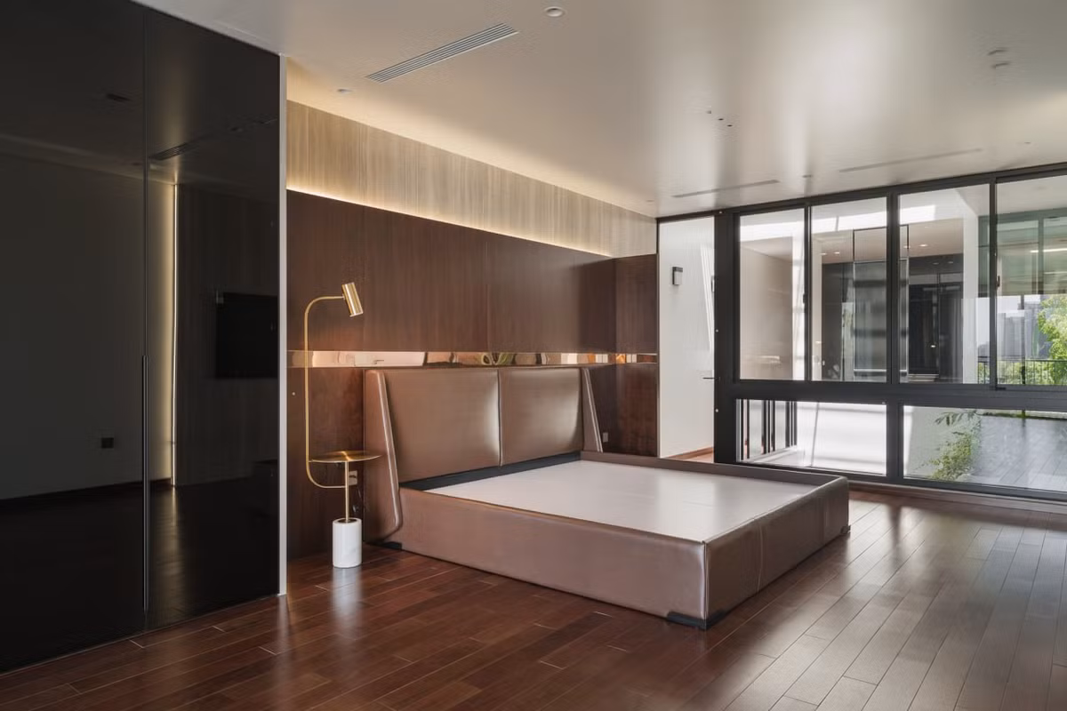 Tầng 3 của căn nhà chỉ có 3 không gian: Phòng ngủ, phòng đọc sách và phòng tắm master siêu rộng. Tất cả đều được thiết kế hoàn toàn không gian mở liên thông nhau, tràn ngập ánh sáng tự nhiên và tăng thêm phần sang trọng nhờ việc lựa chọn tỉ mỉ những mẫu vật liệu và trang thiết bị cao cấp. Phòng ngủ master được thiết kế theo phong cách tối giản, sử dụng chất liệu da cao cấp.