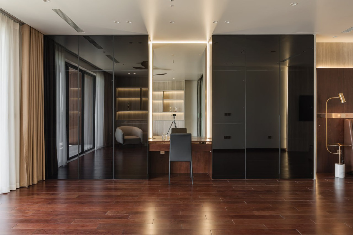 Tủ quần áo cánh kính kết hợp bàn phấn sang trọng mà tinh tế.