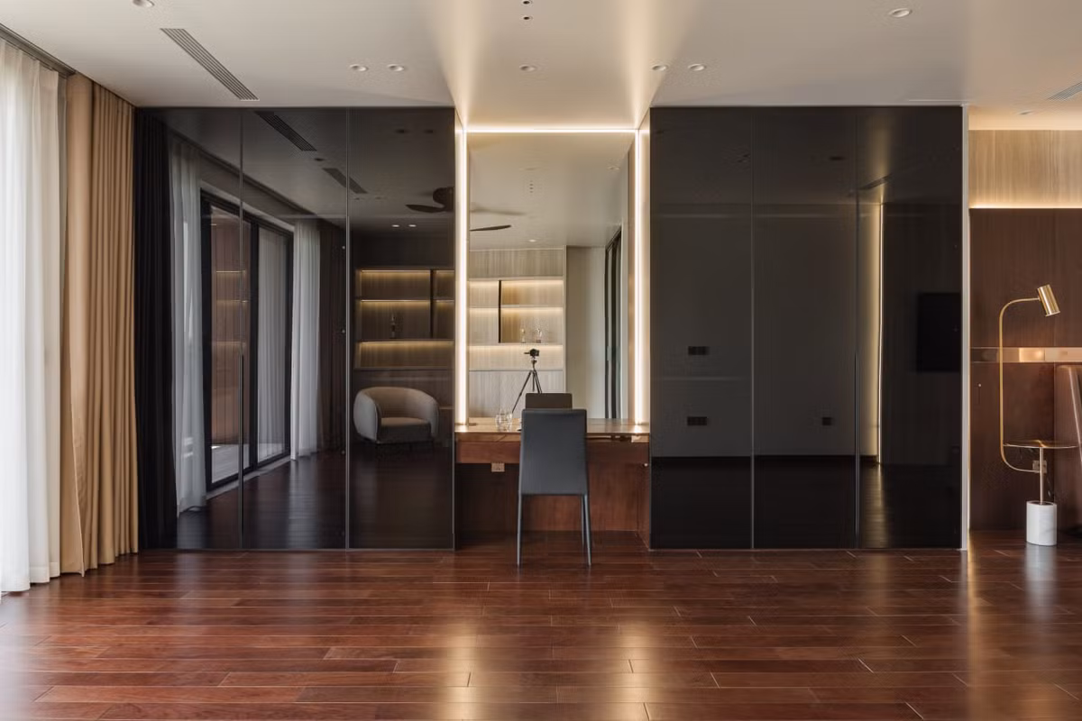 Tủ quần áo cánh kính kết hợp bàn phấn sang trọng mà tinh tế.