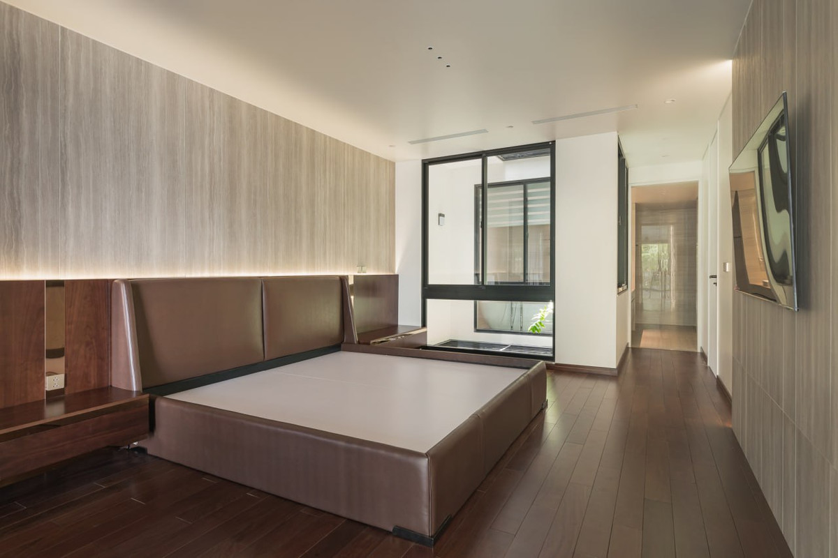 Đầu giường và vai giường sử dụng chất liệu ốp Laminate giả đá, kết hợp chỉ nhấn bằng đồng, tạo nên sự sang trọng, tinh tế mà không rối mắt.