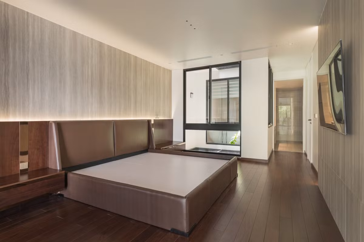 Đầu giường và vai giường sử dụng chất liệu ốp Laminate giả đá, kết hợp chỉ nhấn bằng đồng, tạo nên sự sang trọng, tinh tế mà không rối mắt.