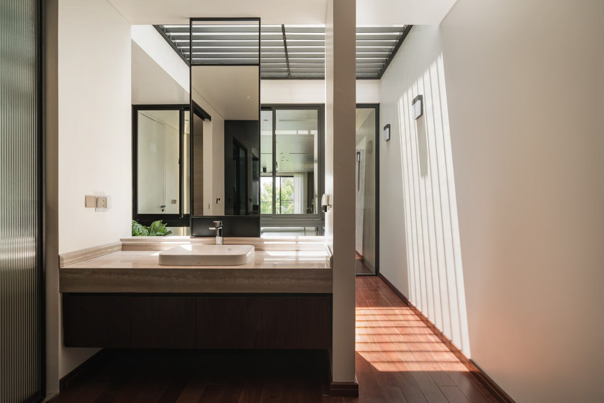 Không gian rửa tay thực sự chill khi nhìn ra khoảng thông tầng lấy sáng tự nhiên và không thiếu đi cảnh quan cây xanh xen kẽ bên trong căn nhà.
