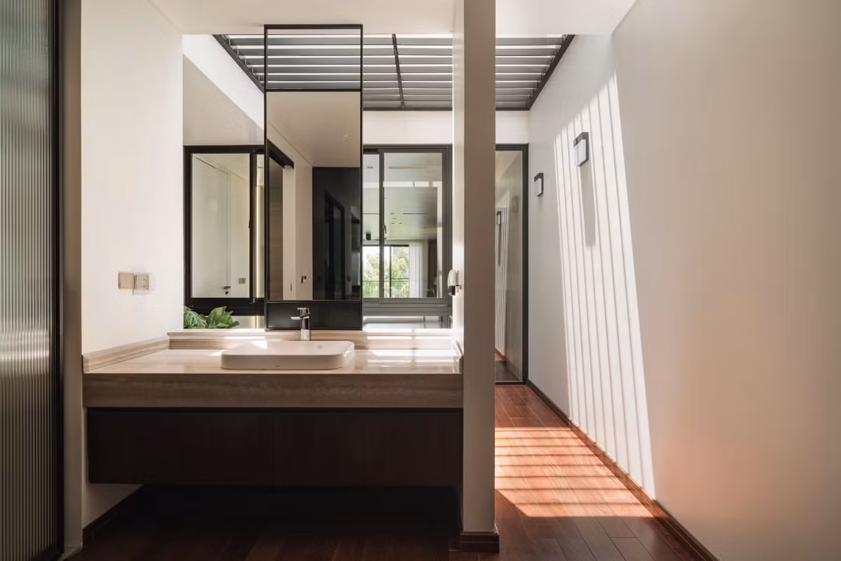 Không gian rửa tay thực sự chill khi nhìn ra khoảng thông tầng lấy sáng tự nhiên và không thiếu đi cảnh quan cây xanh xen kẽ bên trong căn nhà.