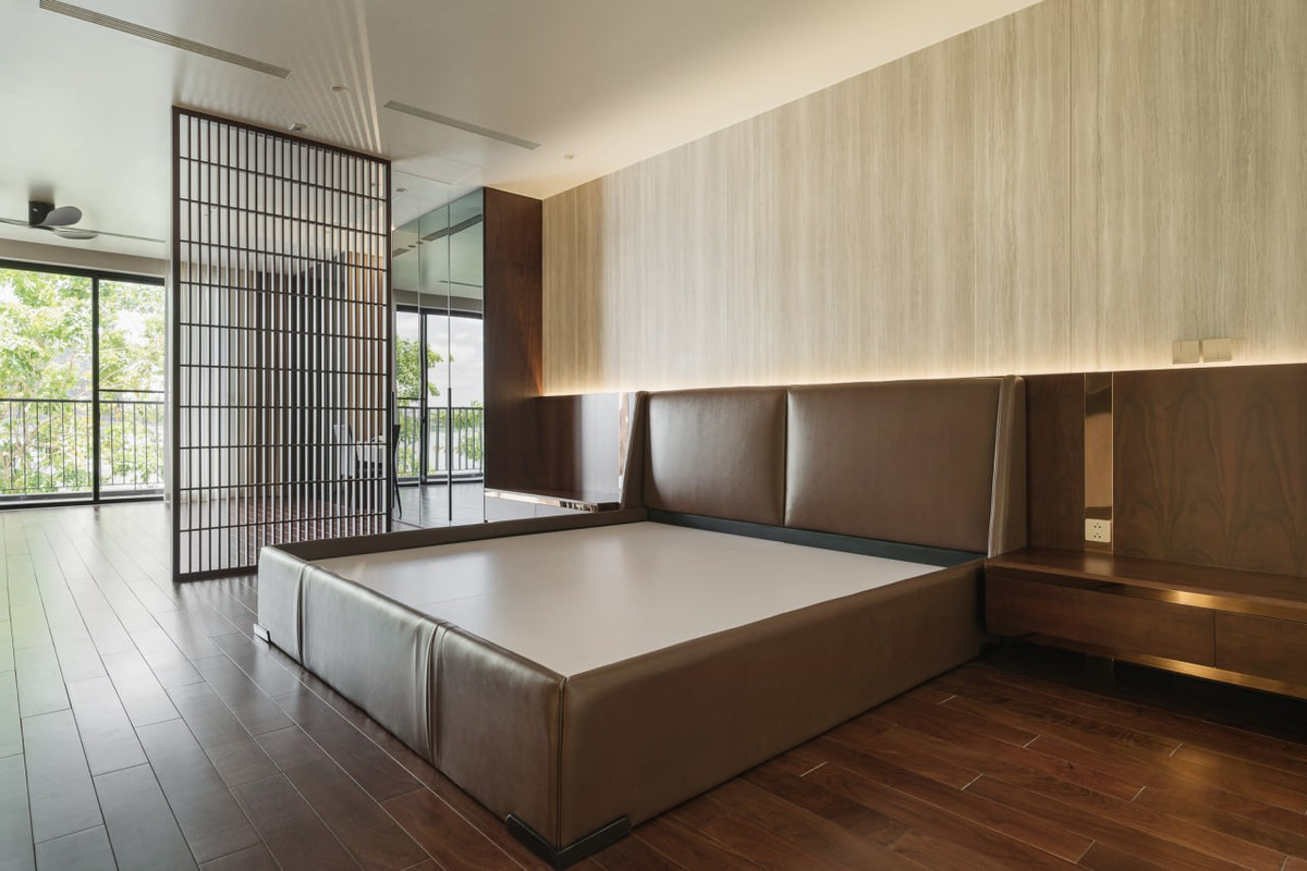 Phòng ngủ tầng 4 thiết kế phong cách hiện tại và kết nối liên hoàn với không gian hay đồ kết hợp rửa tay.