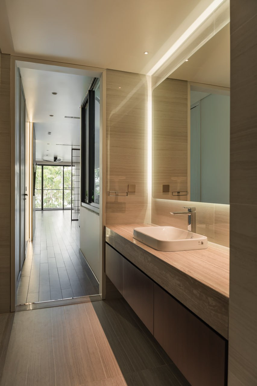 Không cửa, không rèm, không vách ngăn, từ phòng ngủ bước sang một hành lang chuyển tiếp đó với bàn đá lavabo siêu rộng.