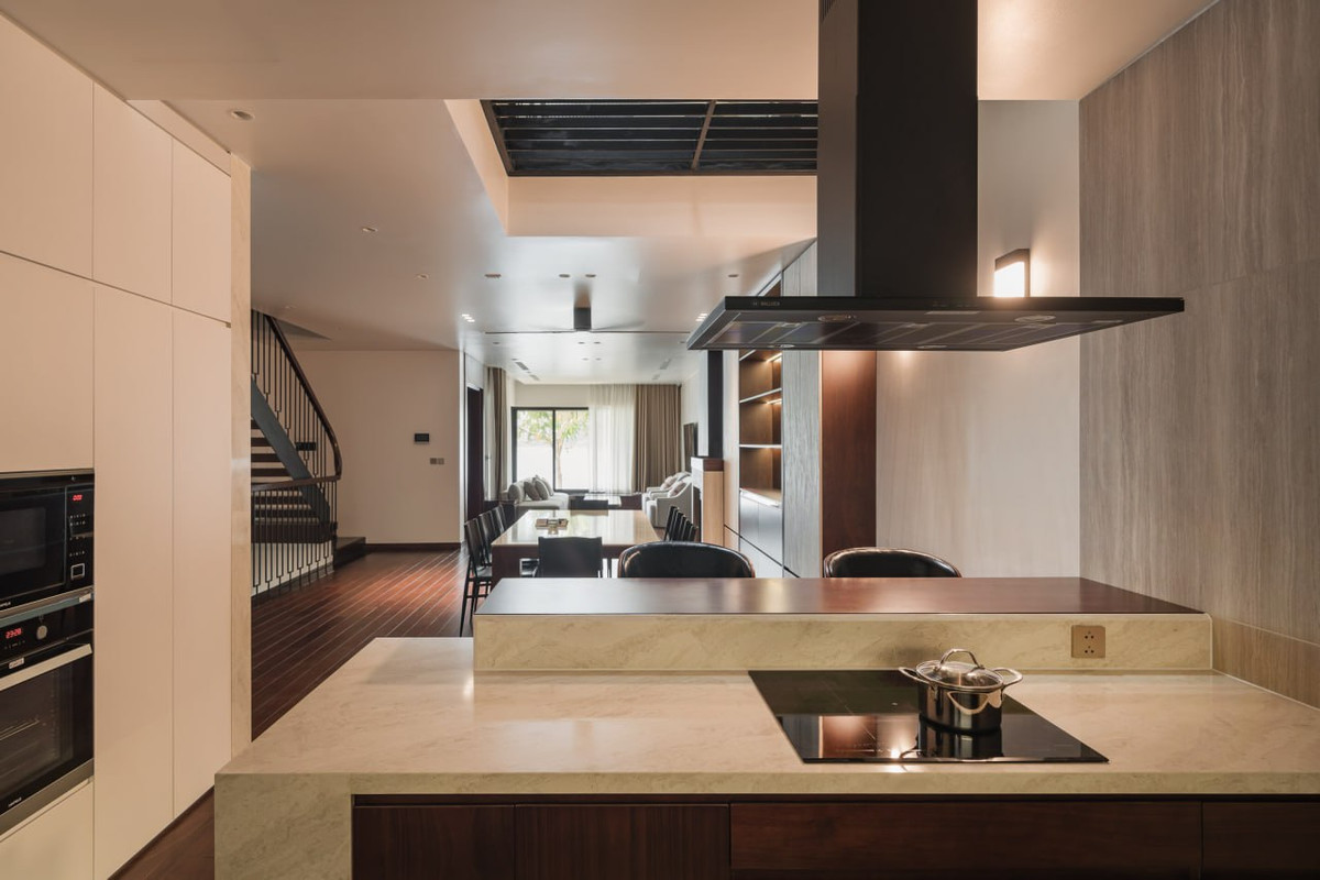 Không gian liên hoàn kết nối phòng khách, phòng ăn và bếp.