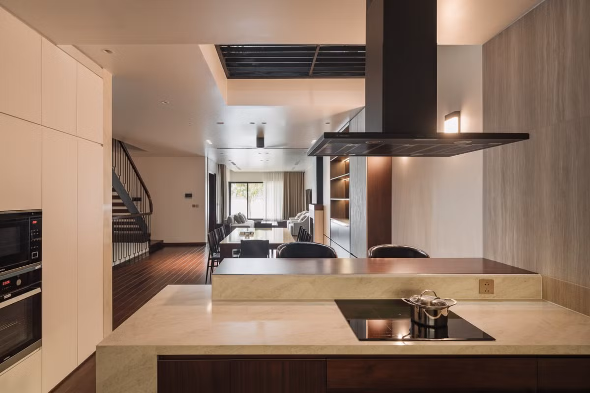 Không gian liên hoàn kết nối phòng khách, phòng ăn và bếp.