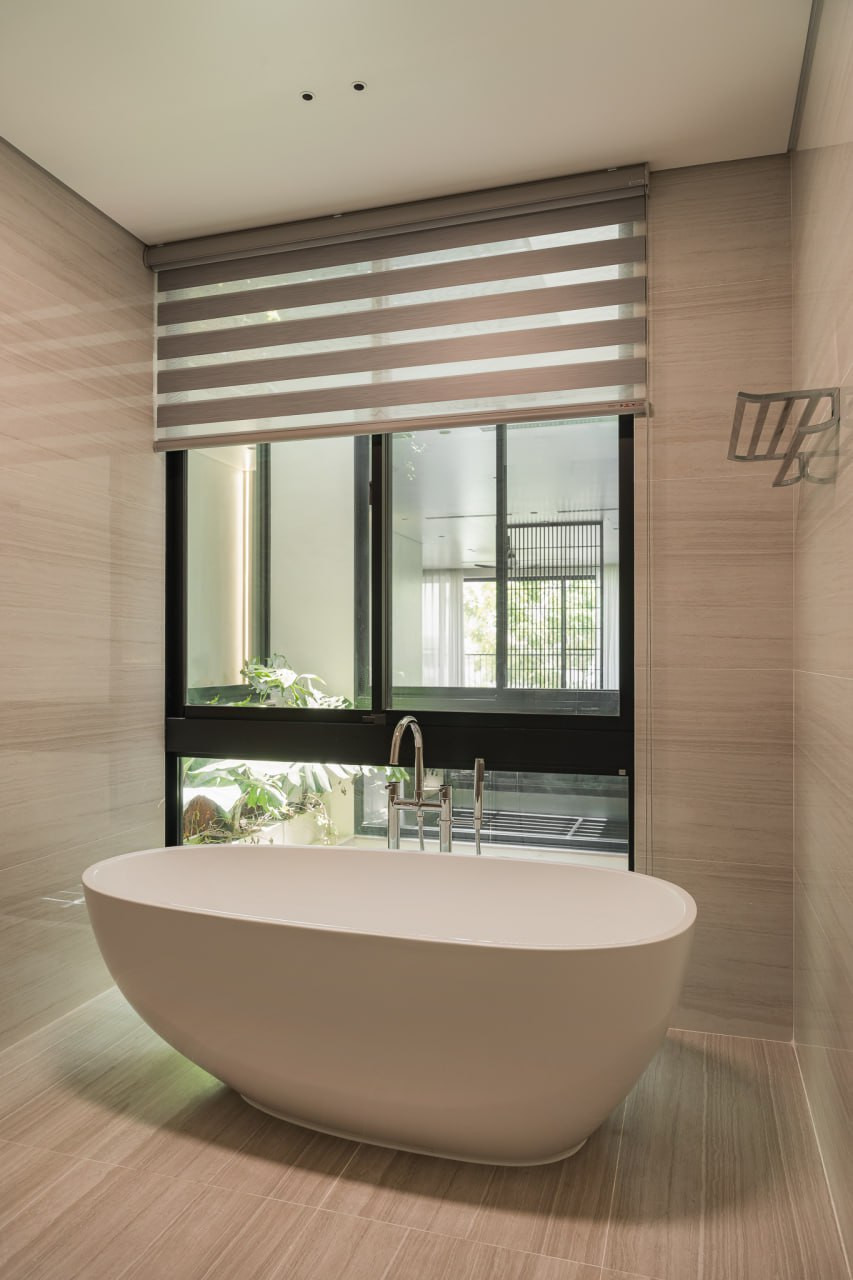 Bồn tắm thư giãn, thực sự thư thái ngâm mình trong không gian thoáng đãng và ngập tràn ánh sáng tự nhiên.