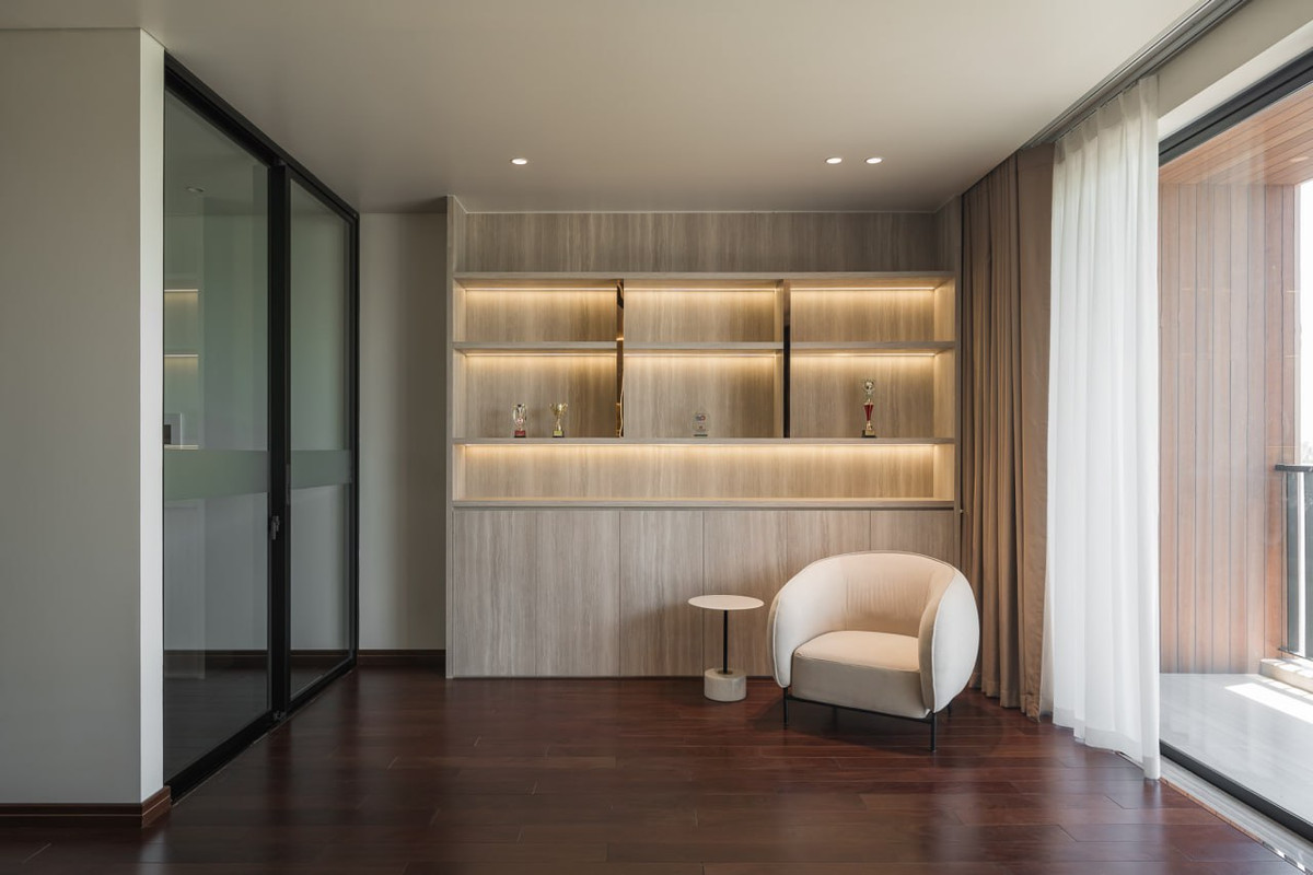 Không gian đọc sách được bố trí ra sát khu ban công và view trực diện hồ Tây. Có thể nói, đây một không gian mang lại cảm giác thư thái, nhẹ nhàng nhất của căn nhà.