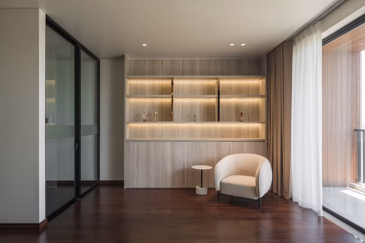 Không gian đọc sách được bố trí ra sát khu ban công và view trực diện hồ Tây. Có thể nói, đây một không gian mang lại cảm giác thư thái, nhẹ nhàng nhất của căn nhà.