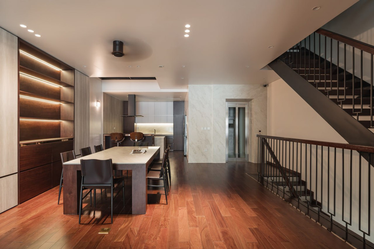 Nói về kiểu thiết kế căn bếp của công trình này, KTS. Kiên Đoàn nhấn mạnh: "Căn bếp được thiết kế thuần kiểu Âu. Cấu trúc đặc trưng của căn bếp này đó là sự kết hợp nấu nướng và không gian bàn soạn, kèm theo đó là những hệ tủ đồ khô đồ sộ mà vẫn tạo nên sự gọn gàng, ngăn nắp". Bàn nấu kết hợp bàn soạn và view nhìn ra không gian khách và phòng ăn.