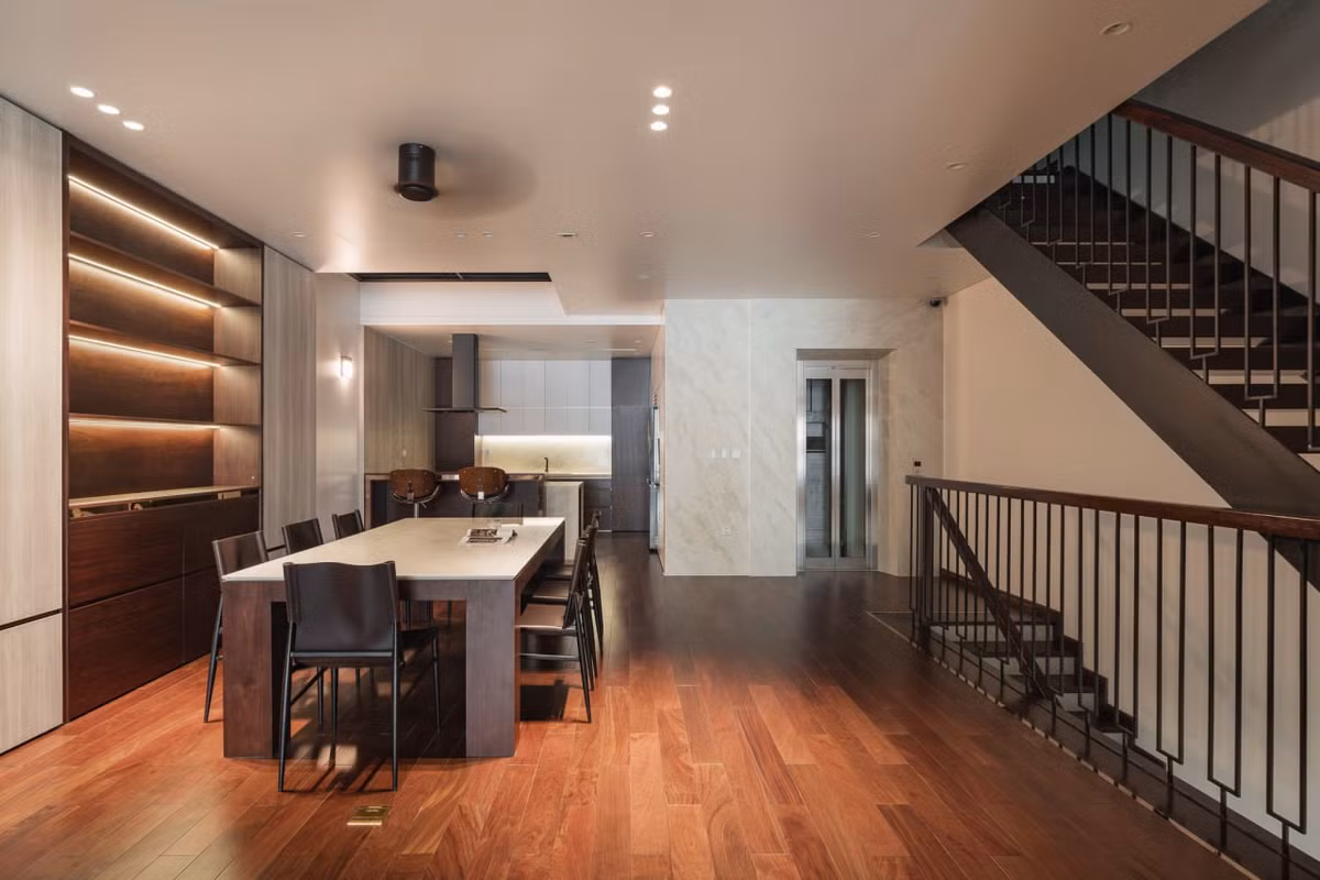 Nói về kiểu thiết kế căn bếp của công trình này, KTS. Kiên Đoàn nhấn mạnh: "Căn bếp được thiết kế thuần kiểu Âu. Cấu trúc đặc trưng của căn bếp này đó là sự kết hợp nấu nướng và không gian bàn soạn, kèm theo đó là những hệ tủ đồ khô đồ sộ mà vẫn tạo nên sự gọn gàng, ngăn nắp". Bàn nấu kết hợp bàn soạn và view nhìn ra không gian khách và phòng ăn.