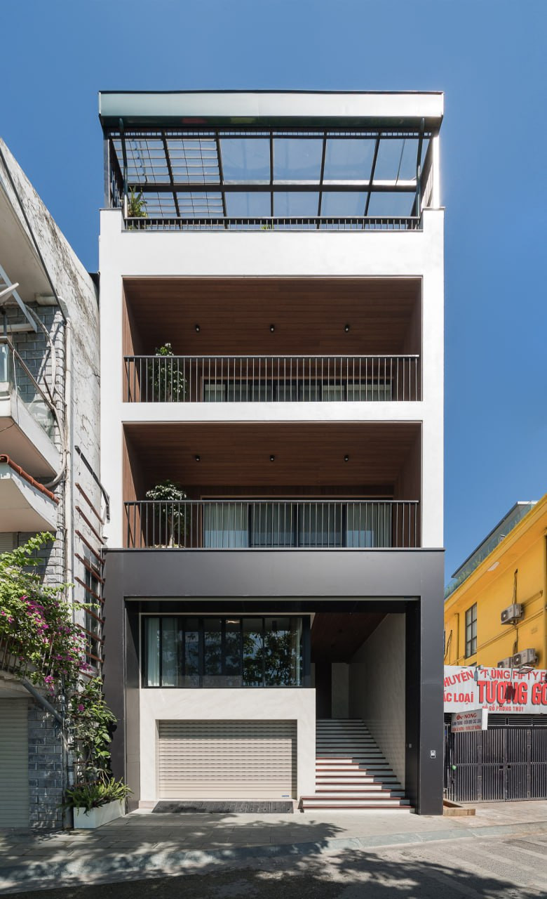 Kiến trúc căn nhà được thiết kế tối giản, với những ô cửa kính lớn và ban công rộng để tận hưởng trọn vẹn tầm nhìn "cực đỉnh" và giúp toàn bộ không gian đều đón được ánh sáng chan hòa nhất. Giới thiệu về căn nhà, KTS. Kiên Đoàn nói: "Một khoảng tầng 1 được sử dụng làm gara để xe, bên cạnh là một lối thang bộ dẫn thẳng lên phòng khách".