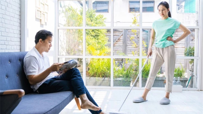 Chi dau xin ra o rieng va bat chong ky vao ban cam ket