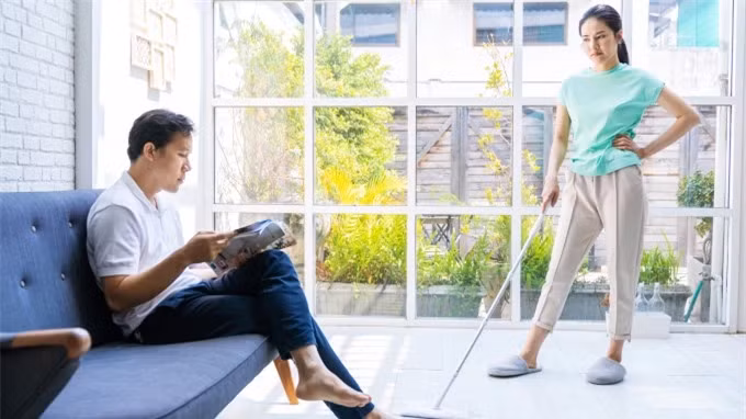 Chi dau xin ra o rieng va bat chong ky vao ban cam ket