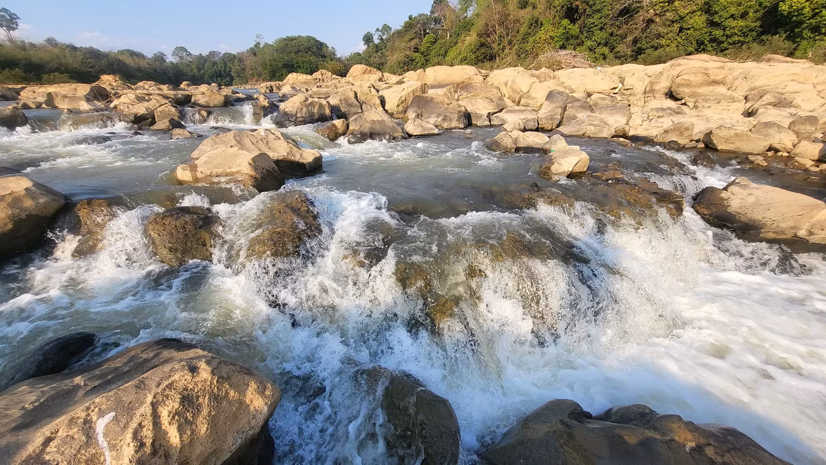Nhưng với những ghềnh đá tự nhiên làm dâng nước từng đoạn, con suối vẫn có những lúc tuôn dòng như thác nhỏ.