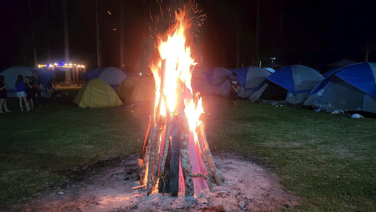 Tối đến, du khách có thể cắm trại, đốt lửa và ăn tối, chuẩn bị cho chuyến khám phá rừng đêm...