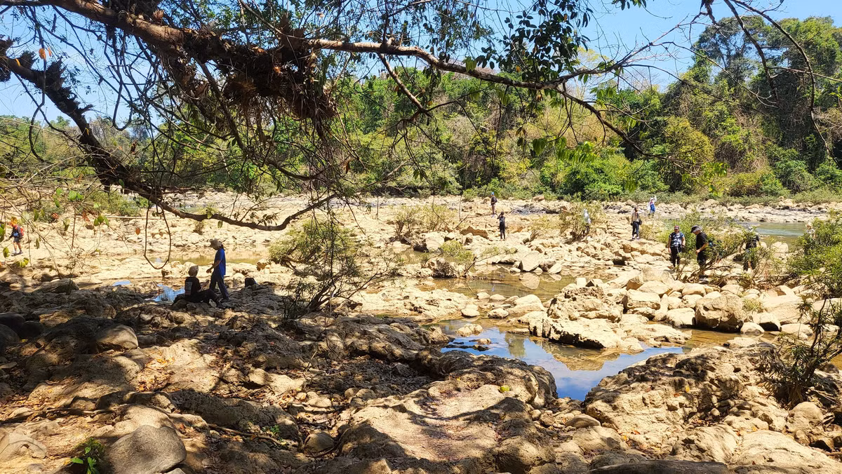 ...để vừa lội suối, vừa nghe nước chảy, chim ca.