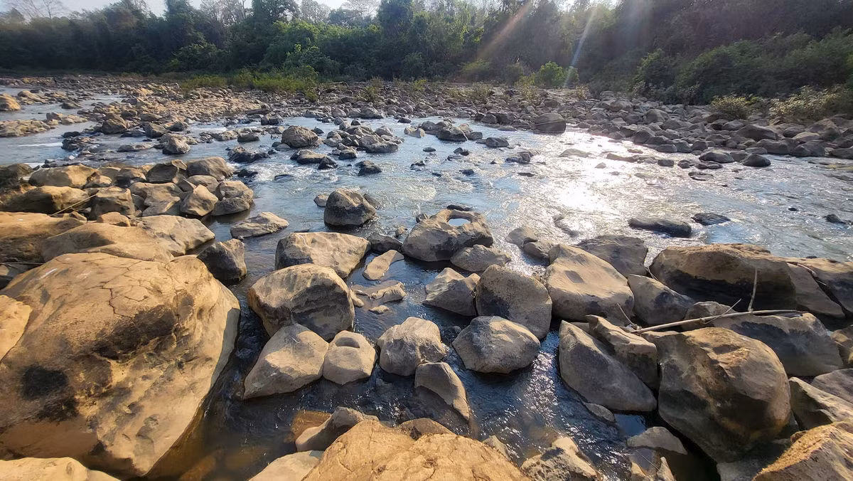 Tháng 3, đỉnh điểm mùa khô, con suối chảy qua Bến Cự cạn nước.