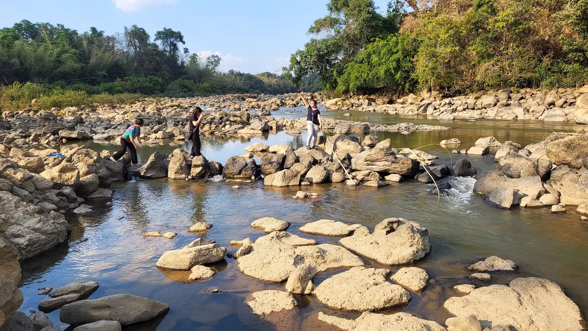 Vì thế, ghềnh Bến Cự là nơi nhiều du khách tìm đến...