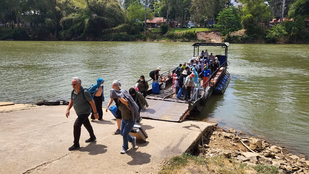 ...rồi theo con phà nhỏ trở lại bên kia sông...