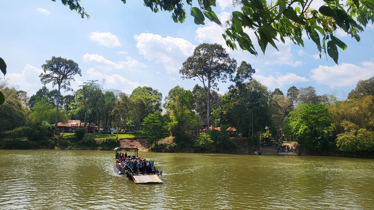 Rộng hơn 71.000ha, Vườn Quốc gia Cát Tiên trải dài trên địa phận 3 tỉnh Đồng Nai, Lâm Đồng và Bình Phước, với 80km sông Đồng Nai bao bọc, cách TP HCM khoảng 160km. Rừng nguyên sơ được giữ gìn tốt, nên nơi đây chứa đựng nguồn gene đa dạng sinh học phong phú, kiến tạo hệ sinh thái, bảo tồn đa dạng sinh học hàng đầu của cả nước.