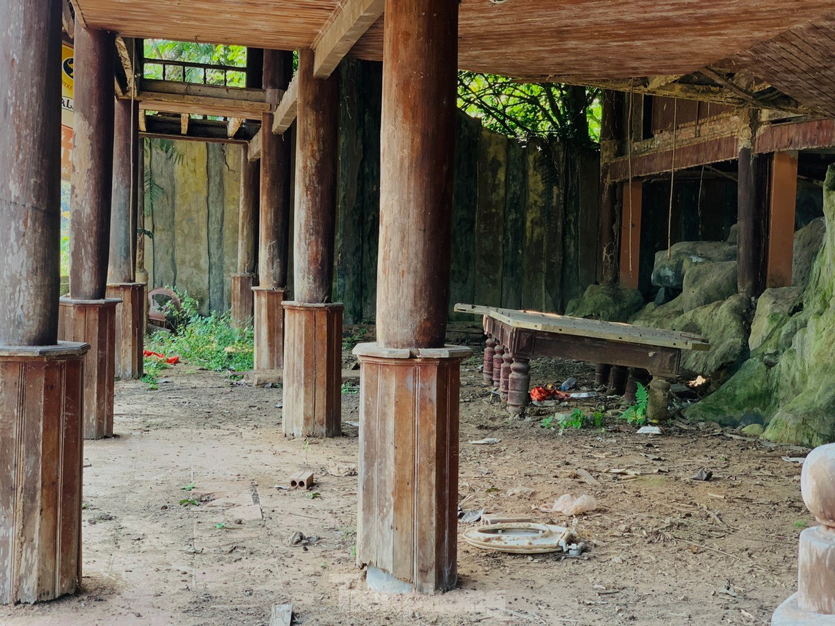 Từ biển báo hướng dẫn đến nhà hàng, hệ thống nhà sàn nghỉ dưỡng đều hư hỏng nghiêm trọng.