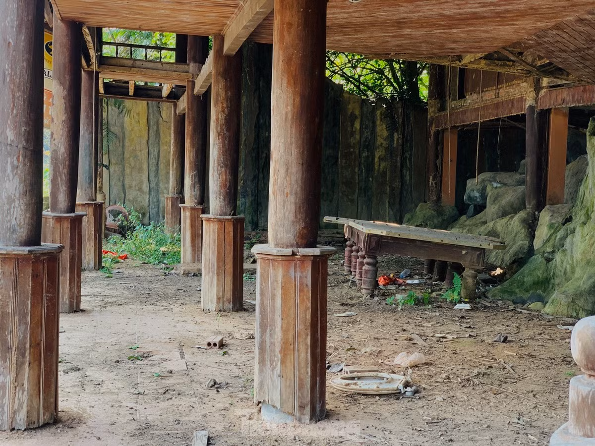 Từ biển báo hướng dẫn đến nhà hàng, hệ thống nhà sàn nghỉ dưỡng đều hư hỏng nghiêm trọng.