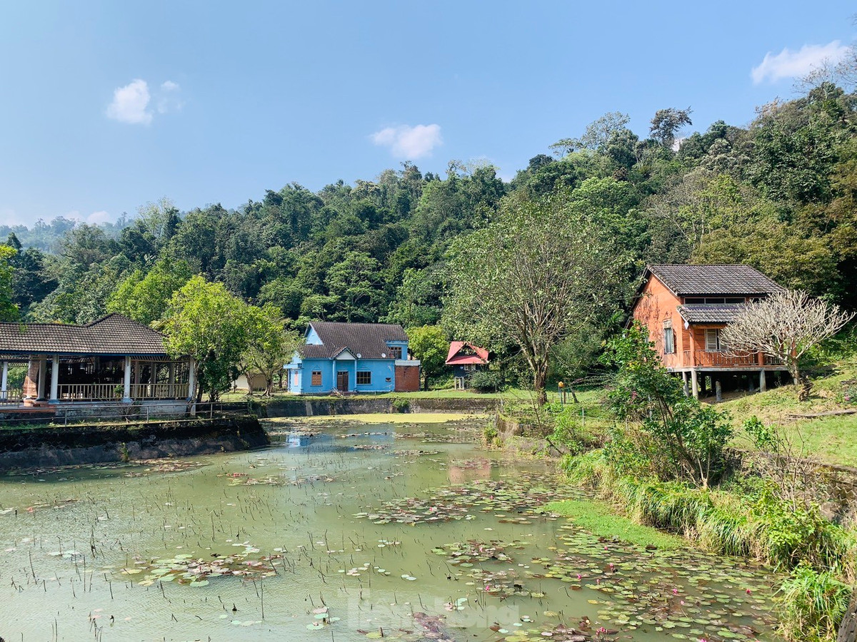 “Do hệ thống giao thông đường quốc lộ 8A đã xuống cấp, các hạng mục bên trong khu du lịch không được đầu tư nên không thu hút được khách. Thời gian qua địa phương đã nhiều lần kiến nghị lên cấp trên với mong muốn có phương án để thu hút nhà đầu tư. Hiện nay do nhiều hạng mục đã xuống cấp nên khu du lịch đã tạm dừng đón khách đến trải nghiệm”, ông Thư cho hay.