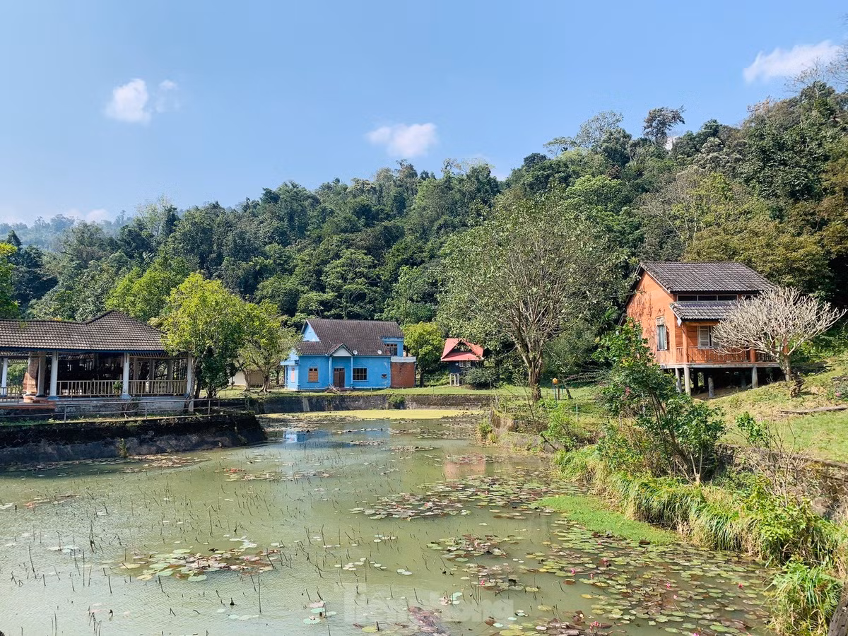 “Do hệ thống giao thông đường quốc lộ 8A đã xuống cấp, các hạng mục bên trong khu du lịch không được đầu tư nên không thu hút được khách. Thời gian qua địa phương đã nhiều lần kiến nghị lên cấp trên với mong muốn có phương án để thu hút nhà đầu tư. Hiện nay do nhiều hạng mục đã xuống cấp nên khu du lịch đã tạm dừng đón khách đến trải nghiệm”, ông Thư cho hay.