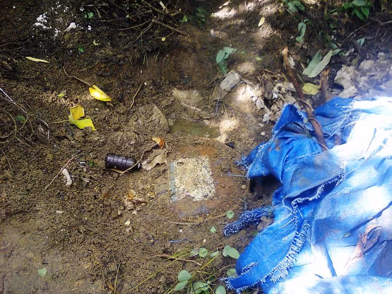 Những phuy thuốc BVTV được người dân "khai quật" dưới khuôn viên của Công ty Nicotex Thanh Thái.